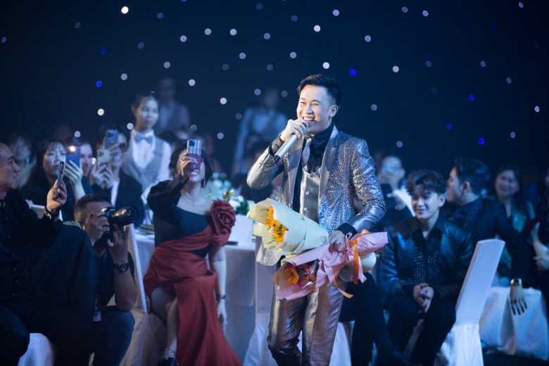 Ca sĩ Dương Triệu Vũ xuất hiện trong tràng vỗ tay của khán giả, thể hiện nhiều ca khúc đình đám.