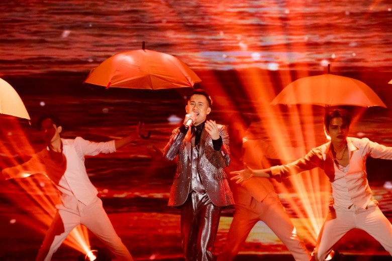 Anh diện bộ vest màu bạc được đính kết cầu kỳ.