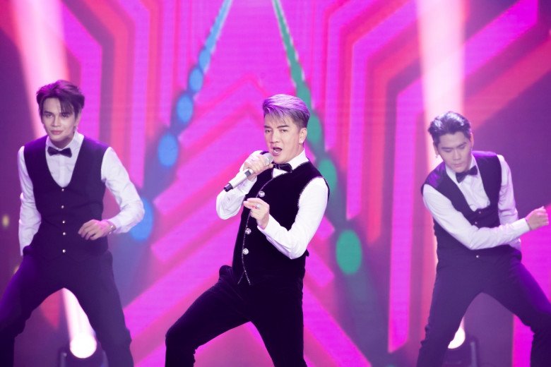 Sự góp mặt của Đàm Vĩnh Hưng khiến khán phòng như nổ tung.