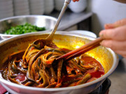 Xem ăn chơi - Bán thứ đặc sản Nghệ An suốt 60 năm, quán ăn này lúc nào cũng đông nghịt khách, ngày bán hàng trăm suất