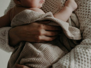 Sức khỏe - Bé 9 tháng tuổi bị sốt, mẹ để ý mới thấy bất thường ở vùng kín, bất cứ ai có con gái đừng lơ là một việc