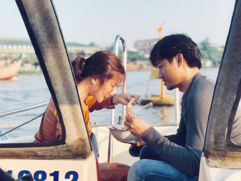 Cả hai thoải mái thể hiện tình cảm, nam diễn viên luôn quan tâm bà xã hết mực dù công việc cả hai rất bận rộn.