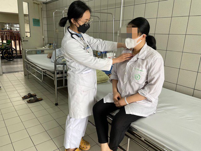 Bác sĩ đang thăm khám cho chị L. 