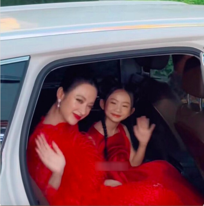 img alt src/upload/4-2022/images/2022-12-28/angela-phuong-trinh-lan-dau-xuat-hien-cung-con-gai-dan-mang-to-mo-danh-tinh-chong-nu-dien-vien-6-1672198573-958-width484height640.jpg /