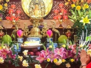 Nhà đẹp - Cần bao nhiêu bông hoa tươi cắm trên ban thờ để được may mắn, bình an?