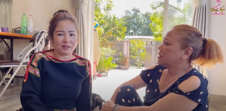 Lắng nghe những tâm sự về cuộc sống vất vả của đàn chị, Thúy Nga bày tỏ sự xúc động. Từng là một giọng ca lẫy lừng trong showbiz Việt, giờ đây Siu Black về quê nuôi heo, gồng gánh nợ nần. 