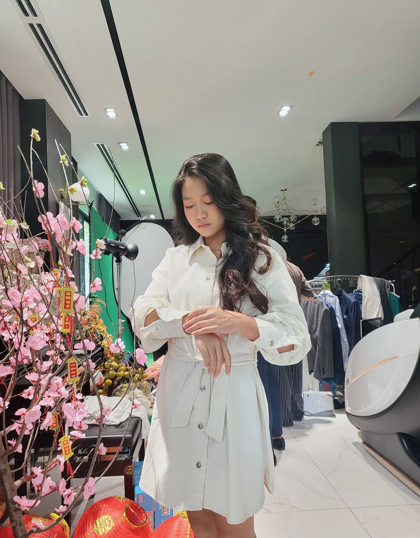 Nàng thiếu nữ rất sành sỏi tạo dáng mỗi khi chụp hình.