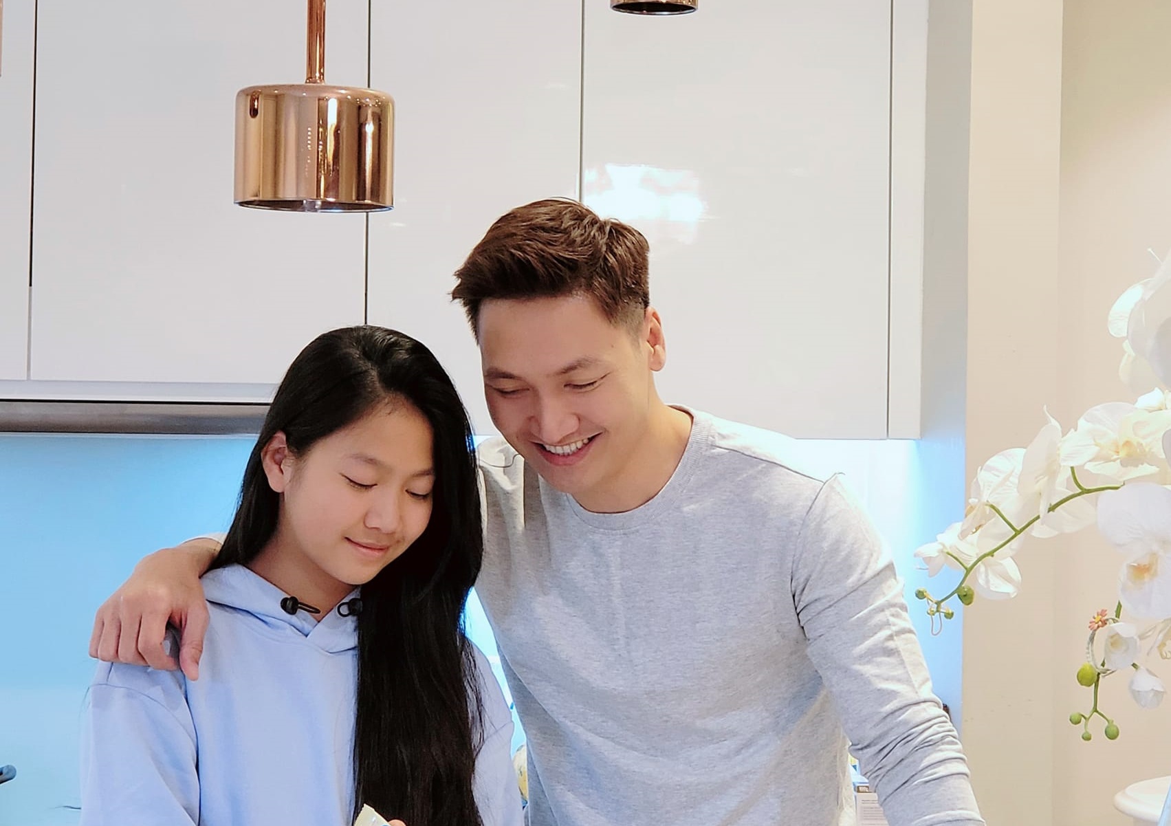 Cô bé được cho là Mạnh Trường phiên bản tóc dài khi giống bố như đúc.