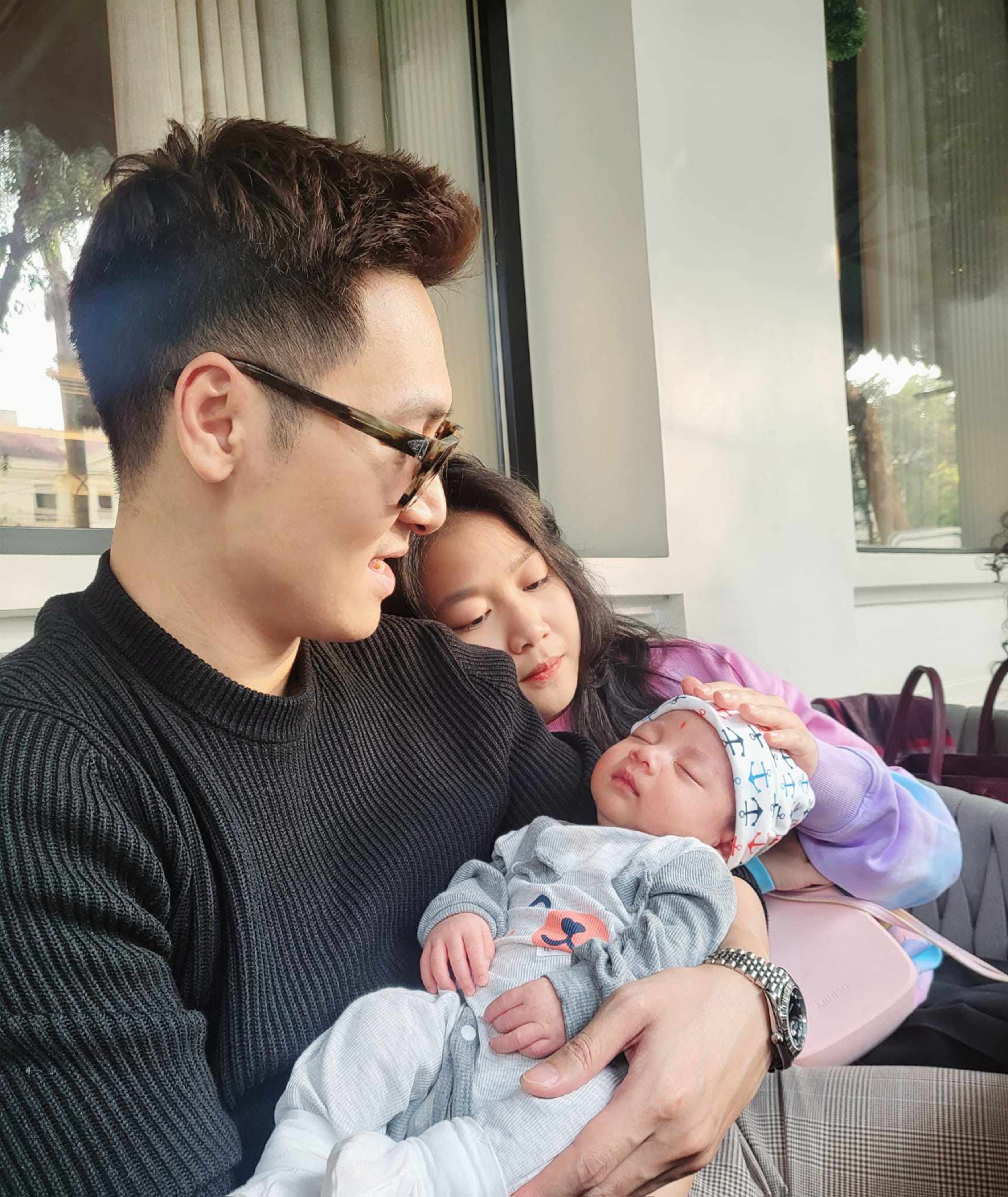 Chíp dịu dàng bên bố và em trai mới sinh.