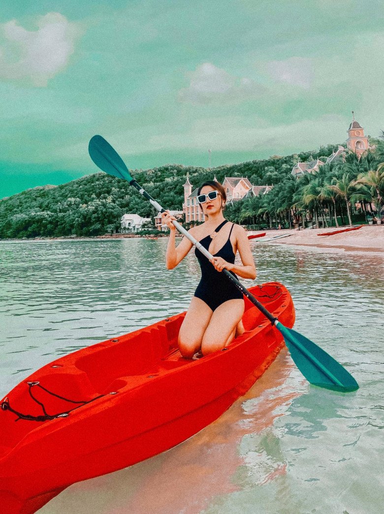 Nữ diễn viên sinh năm 1994 giờ eo ót và nảy nở hơn xưa. Vòng eo của cô gọn gàng sau quá trình giảm mỡ nhưng số đo vòng 1 vẫn vô cùng quyến rũ.