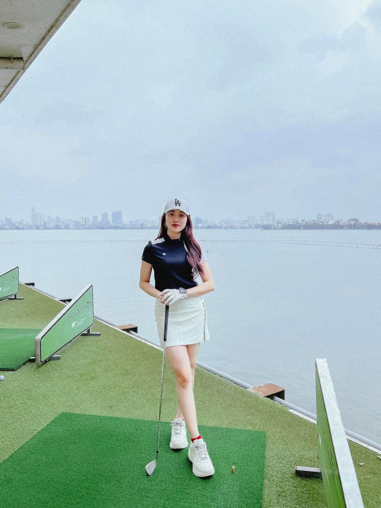 Tình địch màn ảnh của Hồng Diễm lựa chọn golf là bộ môn giữ dáng. Đây cũng là môn thể thao đang được nhiều hotgirl, ngôi sao nữ nổi tiếng ưu ái vì tính riêng tư của nó.