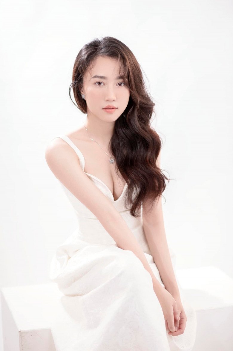 Đó chính là điều kiện thuận lợi để mỹ nhân tuổi 28 biến hóa trong các concept thời trang nàng thơ với váy hai dây mỏng manh.