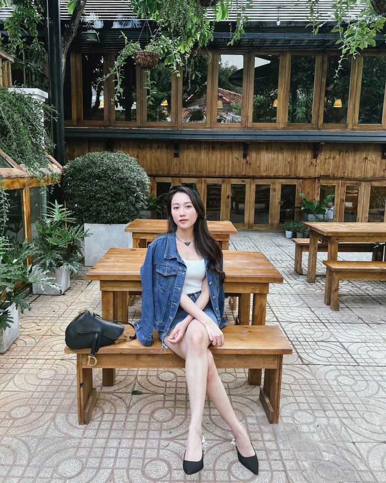 Làn da trắng sứ cùng vóc dáng cân đối nhưng Hồng Loan lại hướng mình đến hình ảnh nữ tính, gợi cảm vừa phải.