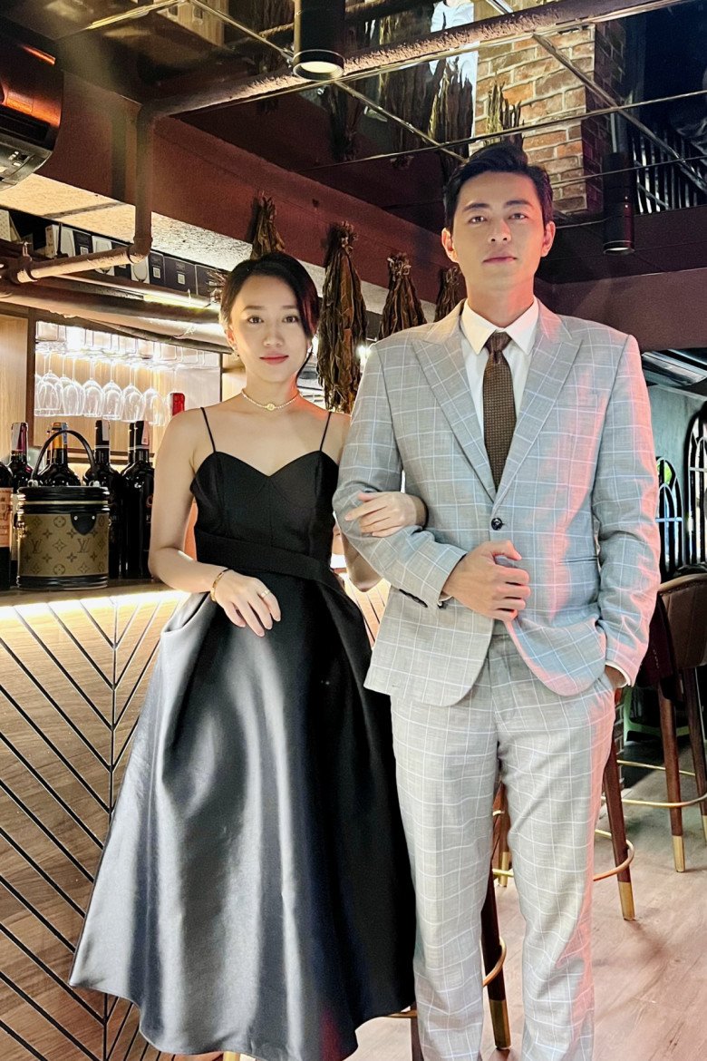 Style ăn mặc của nữ diễn viên lại rất hợp với kịch bản nên lại càng làm lộng lẫy thêm nhan sắc tự nhiên, xinh đẹp của cô tiểu thư trên phim.