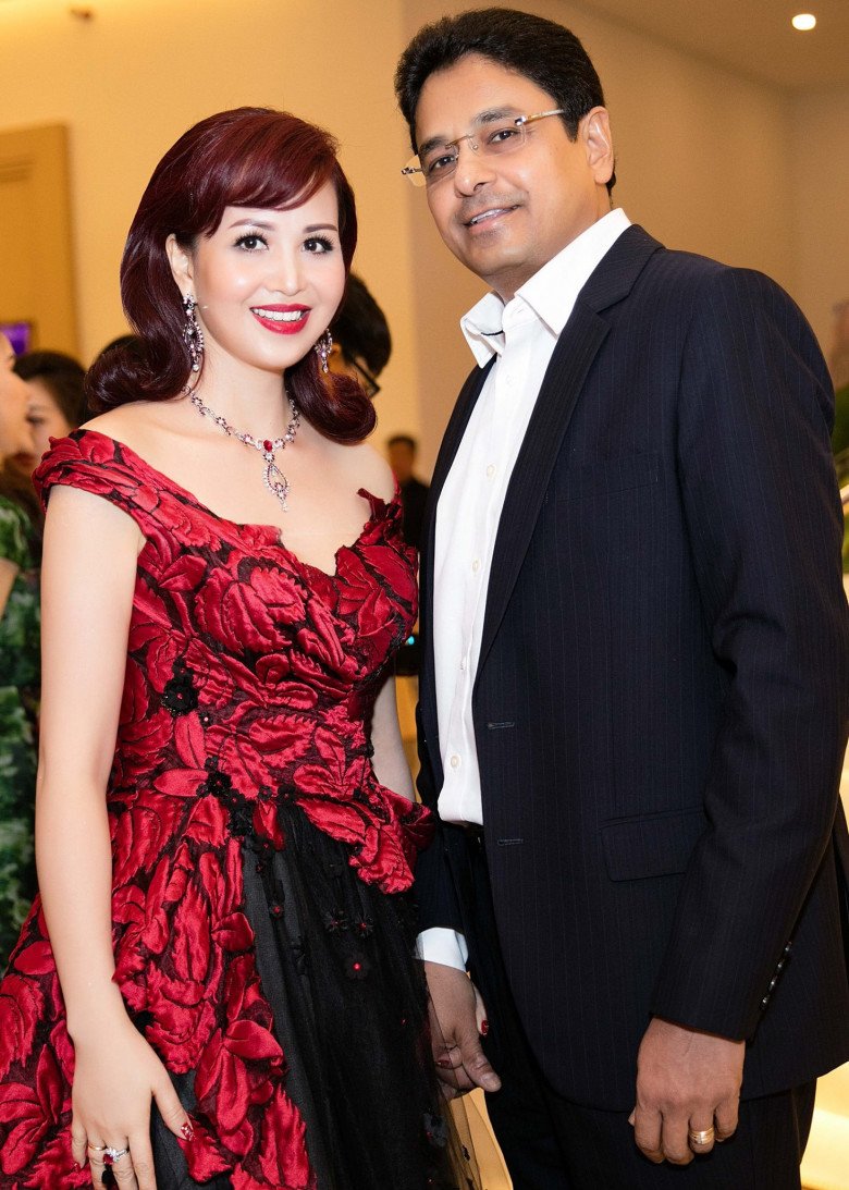Hoa hậu Việt Nam đầu tiên lấy chồng Ấn, 39 tuổi vẫn thi thế giới, tuổi 54 tóc tai amp;#34;cháyamp;#34; hơn con - 7