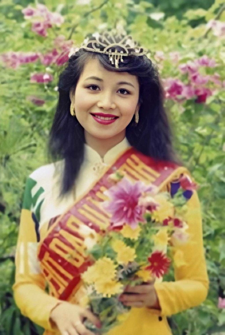 Hoa hậu Việt Nam đầu tiên lấy chồng ngoại quốc, giờ 53 tuổi rời xa showbiz vẫn trẻ như chị gái của con - 3