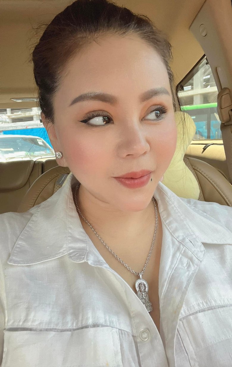 Nhờ những phương pháp làm đẹp đắt đỏ, bà nội tuổi 50 vẫn giữ được một làn da căng bóng mịn màng.