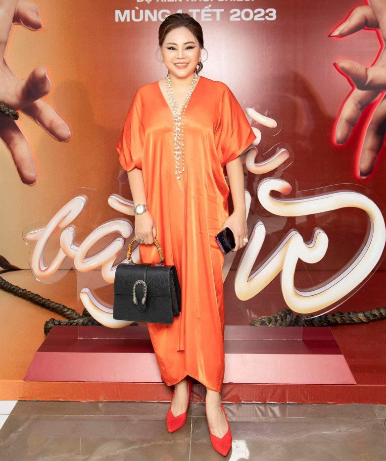 Bên cạnh nhan sắc thăng hạng, phong cách và thời trang của Lê Giang cũng nhận được nhiều lời khen ngợi khi ngàng càng trẻ trung, sang trọng.