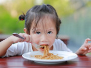 Sức khỏe - Bé gái Hải Phòng thủng dạ dày vì hay ăn món này, cảnh báo mối nguy nhiều bố mẹ hiện đại phớt lờ