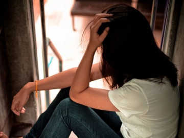 Sinh chưa tròn tháng, mẹ Hà Nội không ngó ngàng tới con, suốt ngày ôm một thứ, nhà ngoại liền đưa vào viện tâm thần