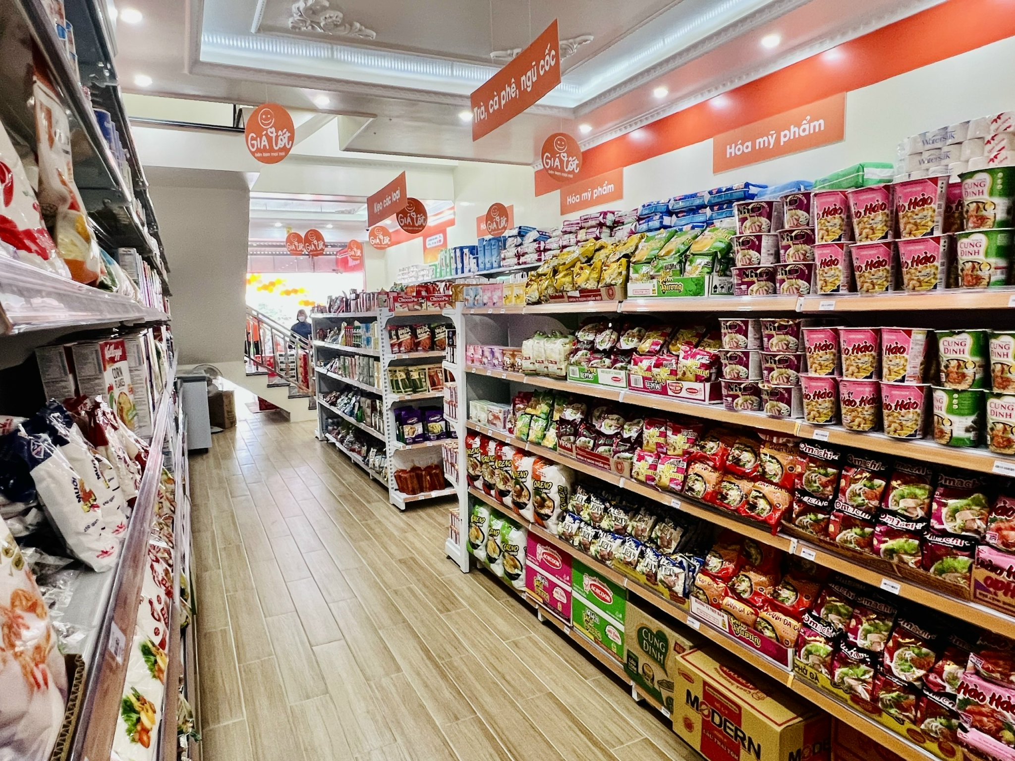 Hàng hóa tại các cửa hàng “Giá Tốt” được nghiên cứu sắp xếp một cách khoa học.