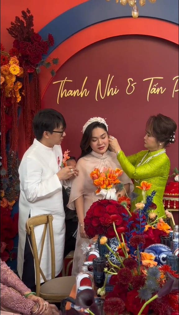 Cô dâu tâm trạng buồn khi phải xa vòng tay bố mẹ.