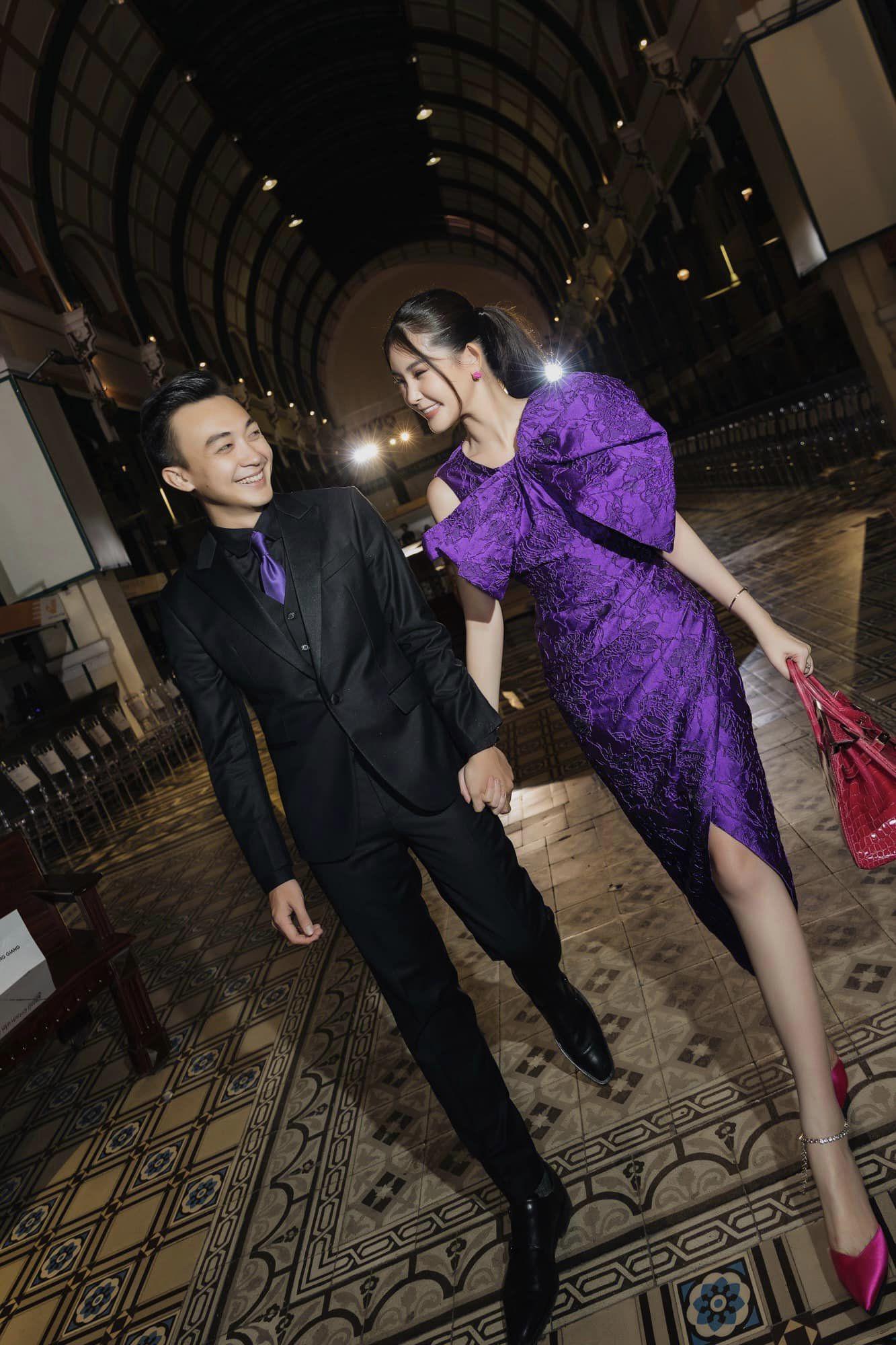 img srchttps://cdn.eva.vn/upload/4-2022/images/2022-12-30/chong-btv-cua-le-au-ngan-anh-phat-tuong-bung-cang-tran-sau-dam-cuoi-vo-hoa-hau-che-toi-tap-1-dieu-318122864_5595345283881474_8811245193398582905_n-1672391473-688-width2048height1366.jpg width660 /