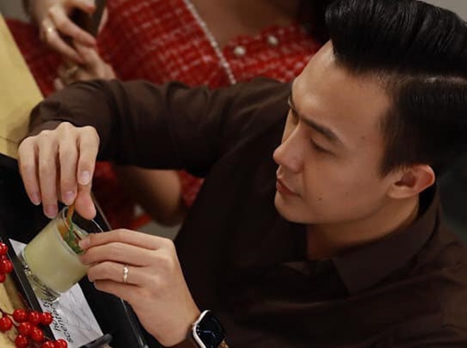 img srchttps://cdn.eva.vn/upload/4-2022/images/2022-12-30/chong-btv-cua-le-au-ngan-anh-phat-tuong-bung-cang-tran-sau-dam-cuoi-vo-hoa-hau-che-toi-tap-1-dieu-321793043_478000171114122_6145716193047580085_n-1672391473-280-width660height885.jpg /