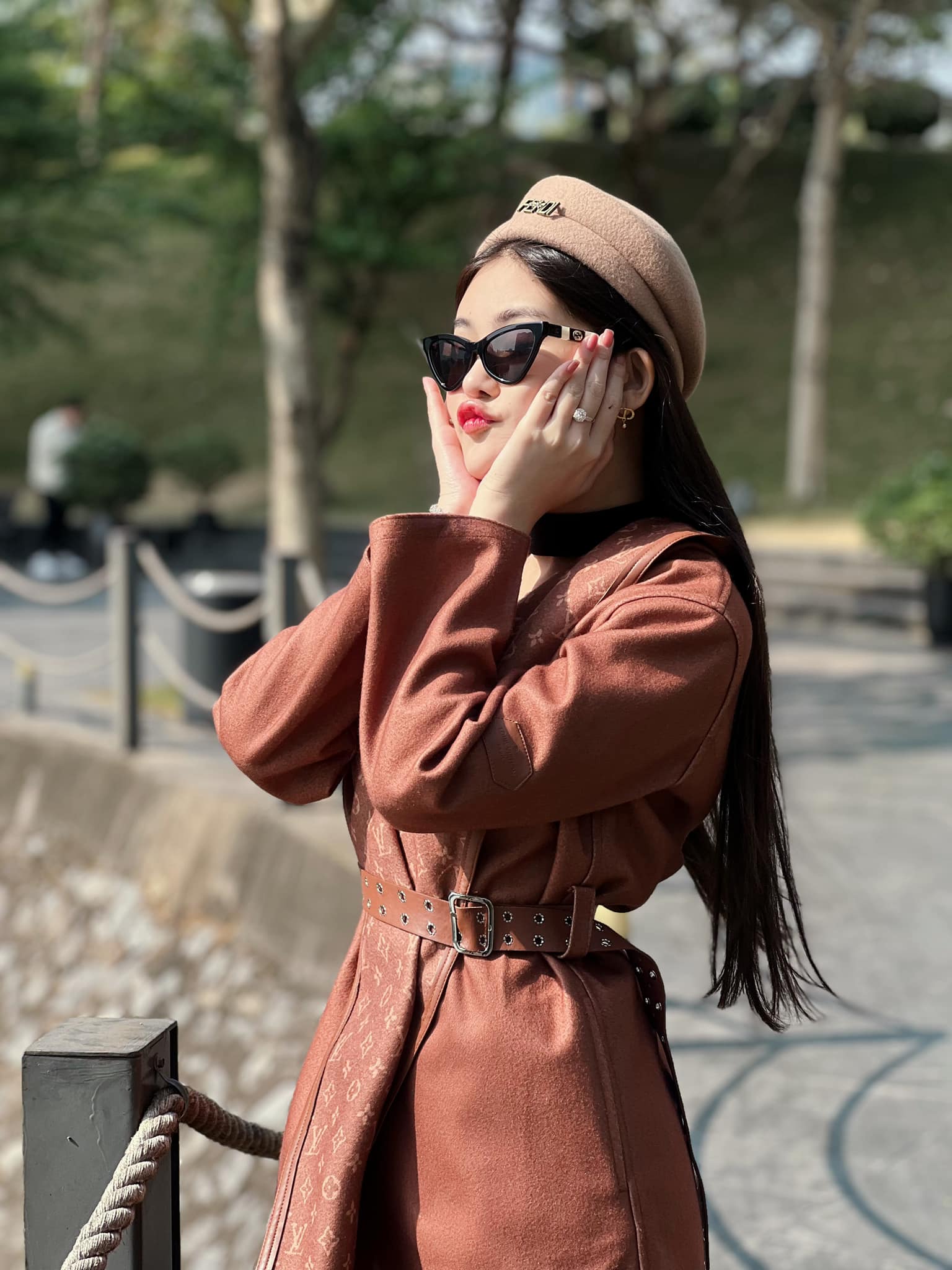 Dưới mỗi ảnh đẹp của Lê Âu Ngân Anh, nam BTV dằn mặt bà xã khi bình luận rằng chính mình chụp hình.