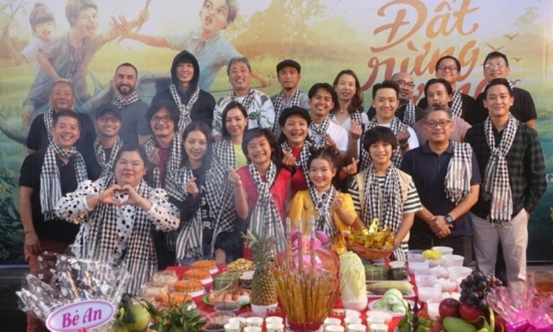 Có gì amp;#34;sai saiamp;#34; trong phim được đầu tư khủng của Trấn Thành: Biển quảng cáo lẫn cột điện cùng amp;#34;xuyên khôngamp;#34; - 1