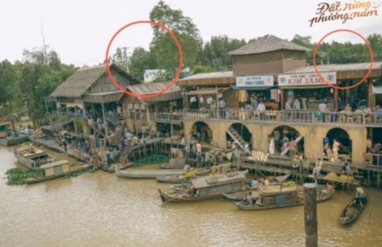 Sự xuất hiện của cột điện, biển quảng cáo hiện đại trong bối cảnh phim xưa khiến nhiều khán giả không hài lòng.