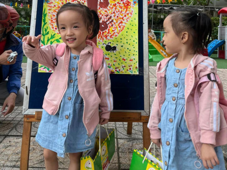 Hình ảnh mới nhất của cặp song sinh dính liền Trúc Nhi-Diệu Nhi: Nay lớn thấy rõ, đi đâu cũng mặc đồ đôi