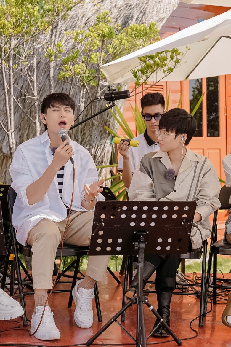 My Everything được Isaac thể hiện tại bờ biển Cô Tô cũng tiếp thêm nhiều năng lượng cho khán giả.