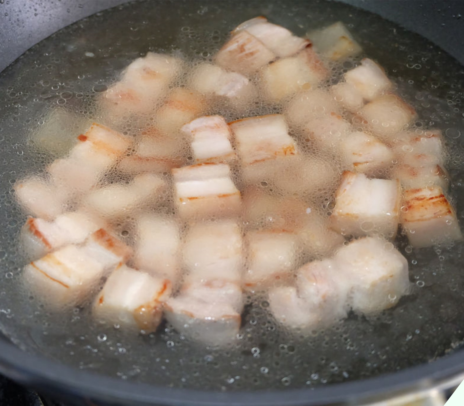 Chần thịt heo nên dùng nước lạnh hay nước nóng? Nhiều người dùng nhầm nước khiến thịt cá “khô như rơm”.