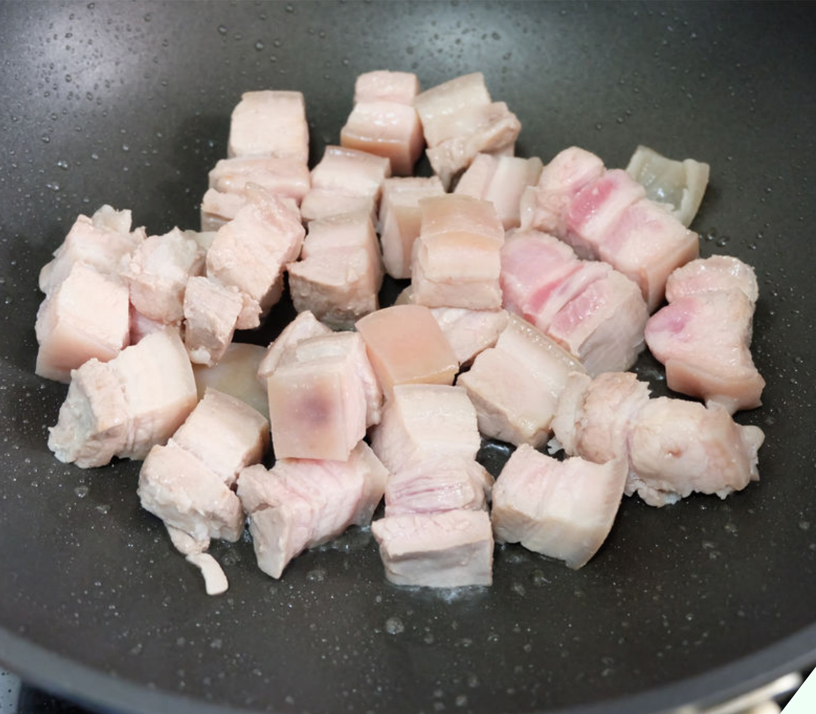 Chần thịt heo nên dùng nước lạnh hay nước nóng? Nhiều người dùng nhầm nước khiến thịt cá “khô như rơm”.