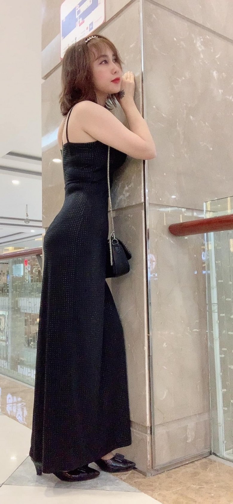 me-ruot-que-ha-tinh-it-biet-cua-hoa-hau-thuy-tien-bi-trach-bo-con-tre-nhu-chi-gai-vong-eo-be-xiu-294881574_3229357433947210_4846583591011618834_n-1672371934-921-width780height1689.jpg