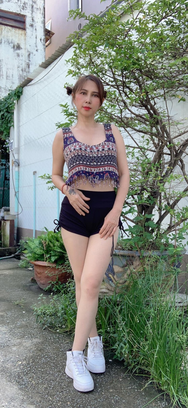 me-ruot-que-ha-tinh-it-biet-cua-hoa-hau-thuy-tien-bi-trach-bo-con-tre-nhu-chi-gai-vong-eo-be-xiu-301000777_3252057331677220_3255061842677575119_n-1672371935-711-width780height1689.jpg