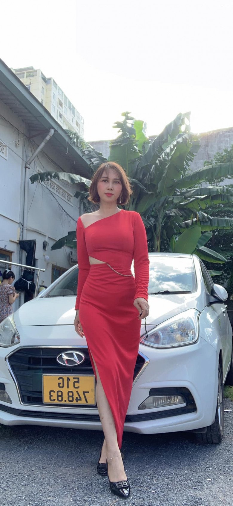 Nhờ có vóc dáng gọn gàng, vòng eo con kiến mà mẹ ruột Thùy Tiên gây bất ngờ khá lớn. Cô biến các món đồ phổ thông với giá rẻ trở nên đắt đỏ và lộng lẫy.