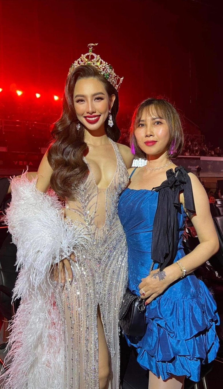 Mẹ Thùy Tiên xuất hiện trong 1 số sự kiện quan trọng của con gái. Hai mẹ con chụp ảnh kỉ niệm nhận được nhiều lượt thả tim từ công chúng.