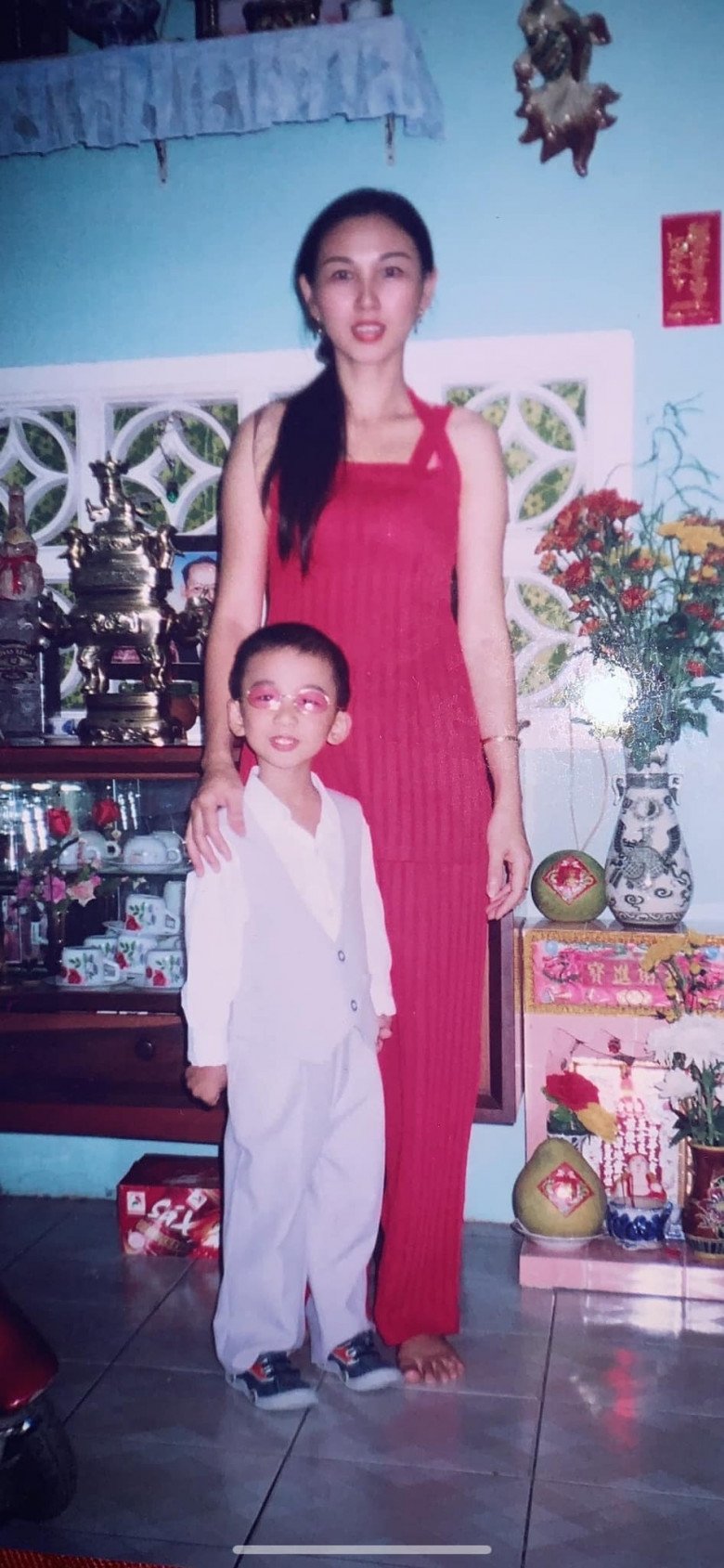 Nhiều người còn dí dỏm cho rằng, mẹ của Thùy Tiên những năm đầu 2000s cứ như thể phiên bản Thùy Tiên trong tương lai là mẹ bỉm sữa.