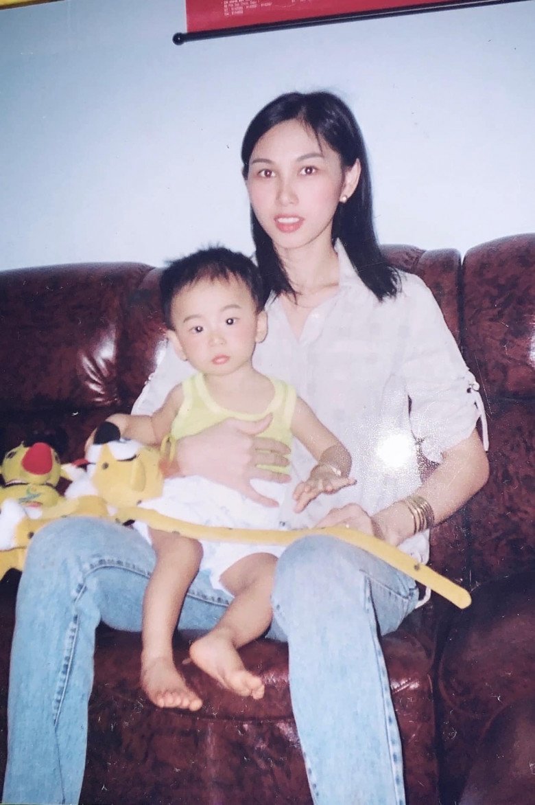 me-ruot-que-ha-tinh-it-biet-cua-hoa-hau-thuy-tien-bi-trach-bo-con-tre-nhu-chi-gai-vong-eo-be-xiu-314335525_3313588158857470_7166779347962761688_n-1672369711-701-width780height1172.jpg