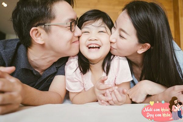Tình yêu thương của bố mẹ được thể hiện đúng cách sẽ giúp trẻ phát triển tốt hơn.