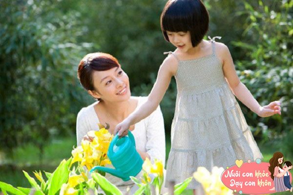 Hãy dạy trẻ biết chia sẻ việc nhà, phụ giúp bố mẹ khi cần.