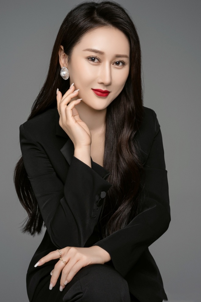 Tiểu Hồ Tịnh là tiểu tam trơ trẽ nhất nhì làng giải trí.