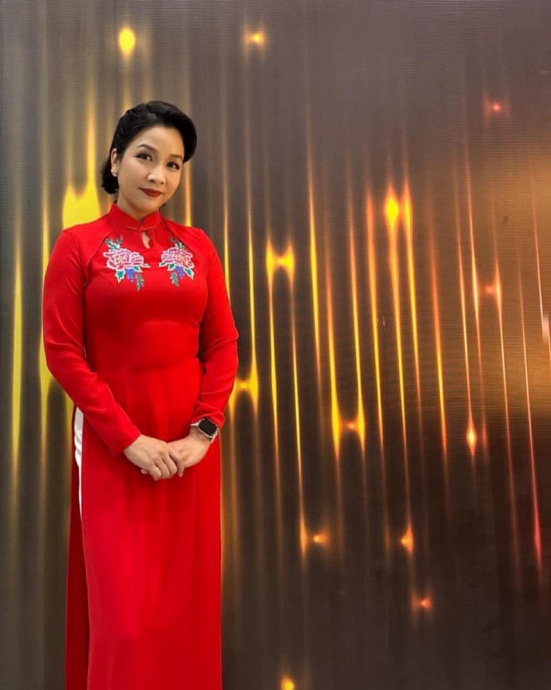 Bà mẹ 2 con chia sẻ: Công cô giáo Pilates bắt siết cơ bụng nên mặc được cái áo dài gần chục năm trước. Dù bộ áo dài ôm sát cơ thể, được đo ni đóng giày cho vóc dáng từ gần 10 năm trước nhưng đến hiện tại, nữ diva Hà Thành lại có thể cân đẹp.