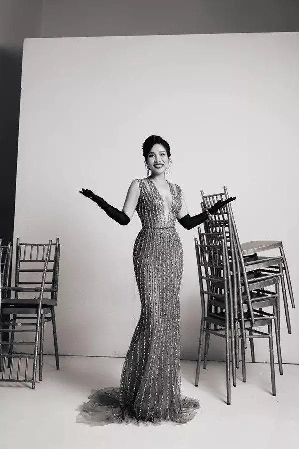 Và nhờ kết hợp cùng bộ môn Pilates trong thời gian gần đây, bị cô giáo bắt siết bụng nên nữ diva U50 đã lấy lại được vóc dáng đồng hồ cát quyến rũ.