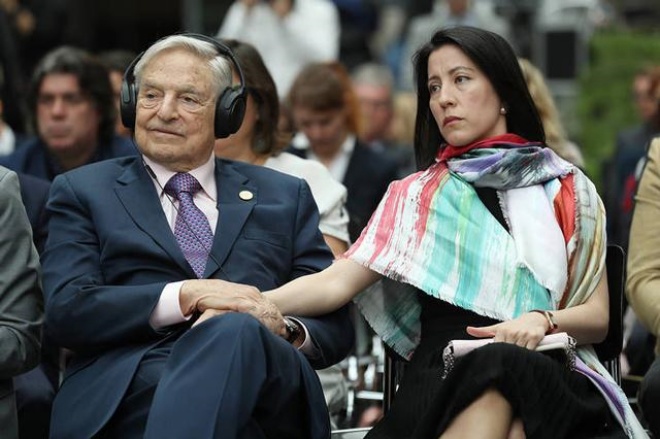 Tamiko luôn ở bên cạnh khi chồng bị kiện cáo.