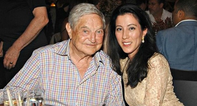 Sau 9 năm, hôn nhân của cặp đôi lệch tuổi vẫn hạnh phúc.