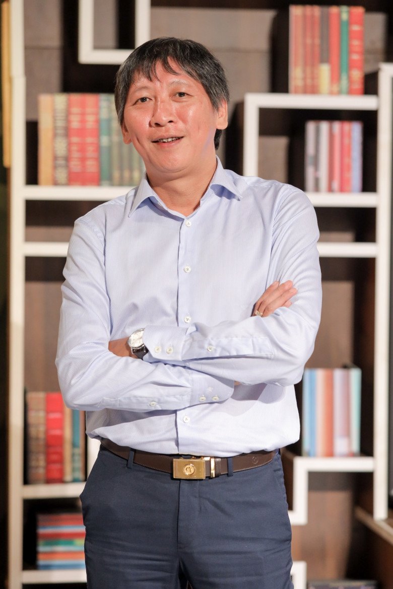 Nhà báo Hà Quang Minh từng là quản lý của Hồ Ngọc Hà, Sơn Tùng M-TP, đồng tác giả của nhiều ca khúc nổi tiếng như: Yêu thương mong manh, Chờ người nơi ấy…