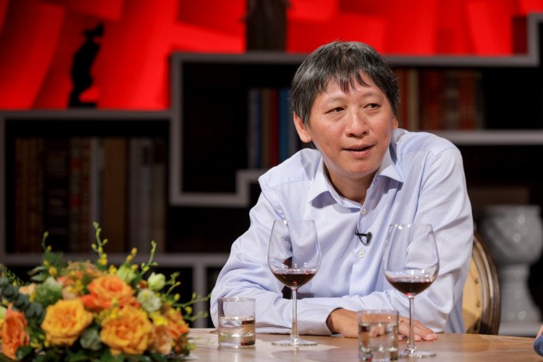 46 năm sống trong cuộc đời, chưa bao giờ tôi bước vào một cuộc hôn nhân nào cả. Tôi chưa làm lễ cưới hay ký vào đơn đăng ký kết hôn với ai, vẫn cầm tờ chứng nhận độc thân trong tay, anh cho biết.